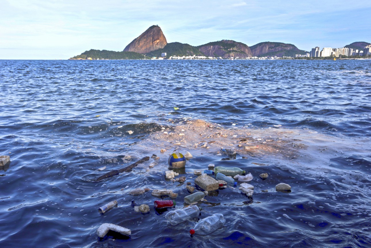 Lixo nas águas da baía — Foto: Domingos Peixoto