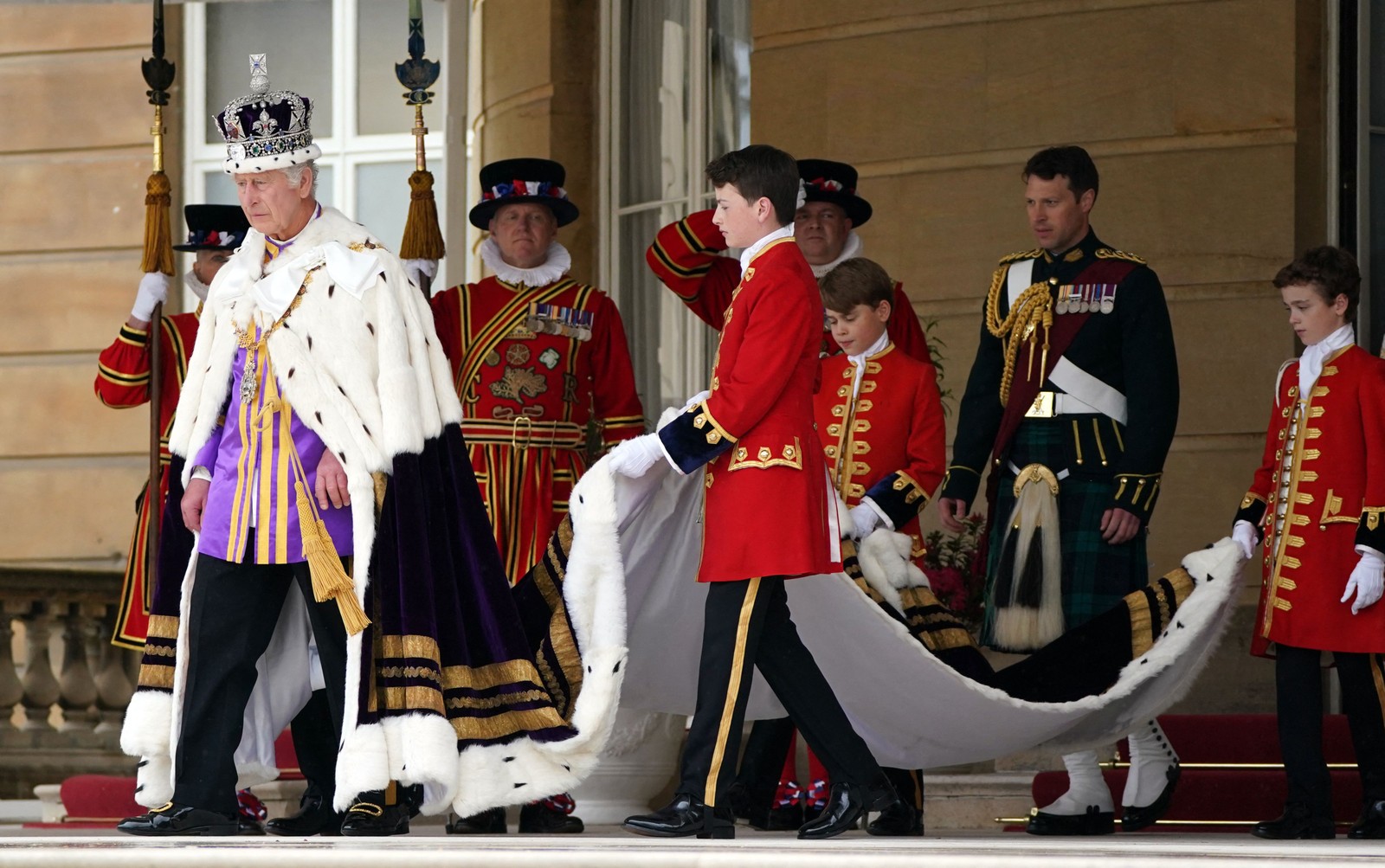 Charles III recebe uma saudação real de membros do exército nos jardins de Buckingham — Foto: Jane Barlow / POOL / AFP