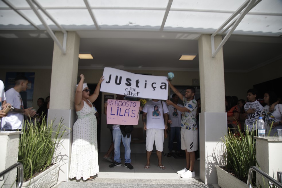 Parents E amigos de sther barroso dos santos pedem justiçadurante ovelórioda jovem - foto: fabiano rocha/agênciiao globo