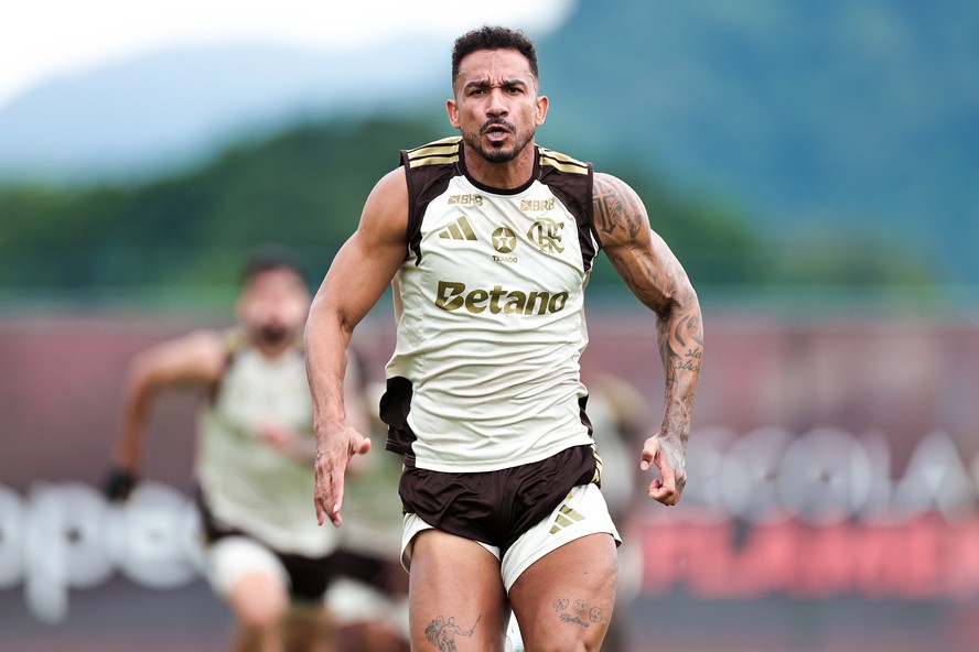 Danilo treina no Ninho do Urubu, CT do Flamengo