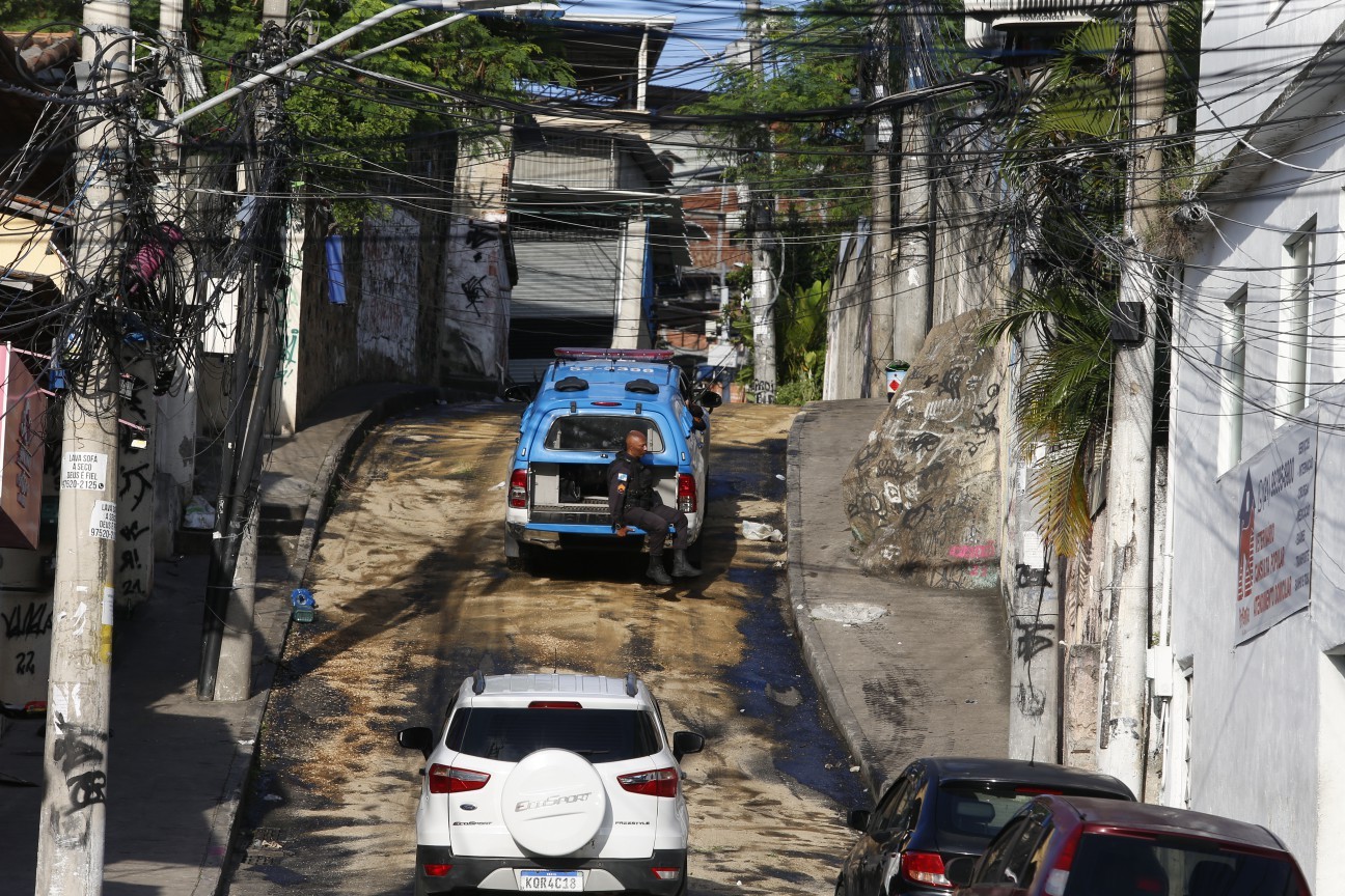 Na foto, Rua Nova, um dos acessos da comunidade. Traficantes colocam óleo na pista para dificultar o acesso da polícia. — Foto: Fabiano Rocha / Agência O Globo
