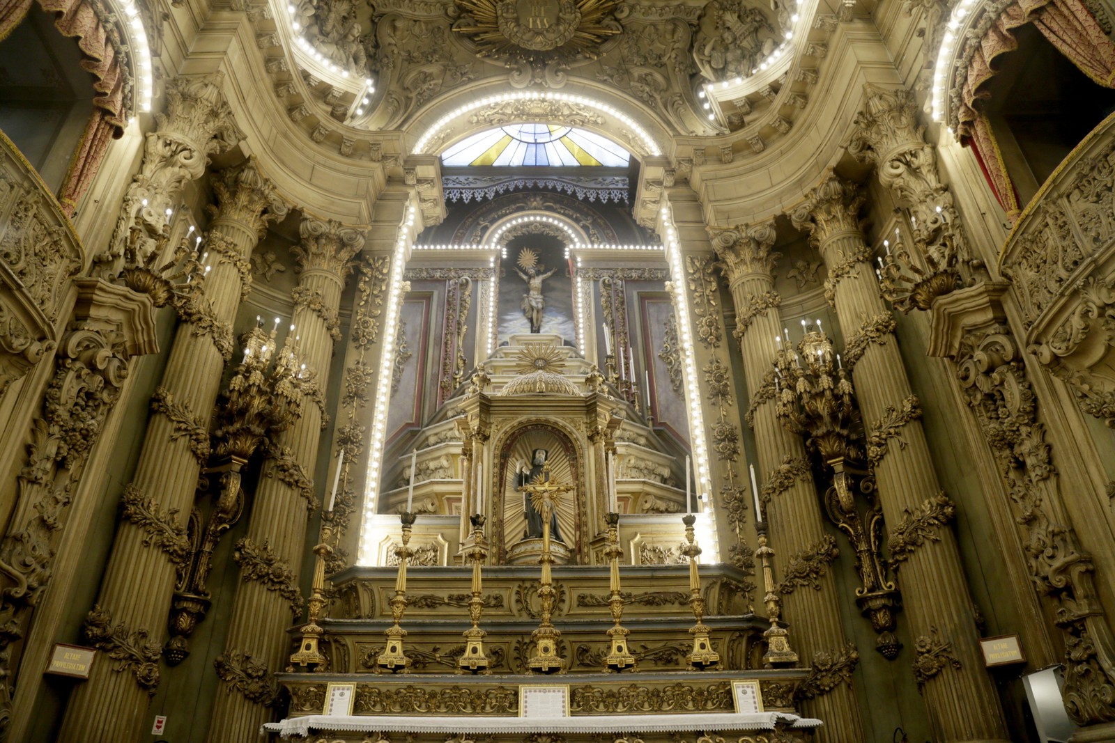 Altar-mor da Igreja da Ordem Terceira de S. Francisco de Paula — Foto: Custódio Coimbra/Agência O Globo