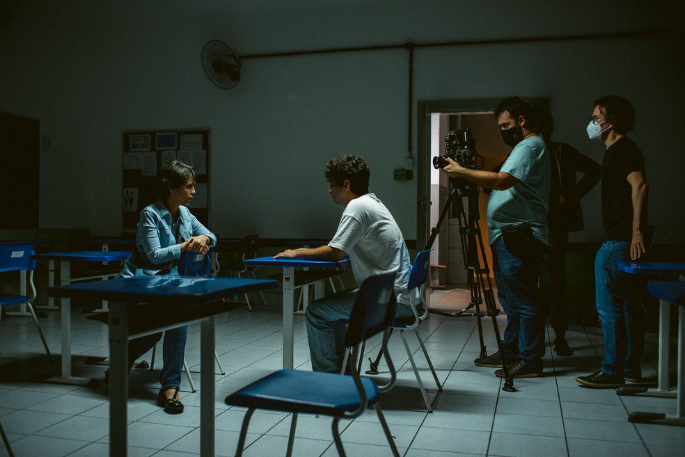 No set de filmagem, Ricardo Soares dirige elenco do curta "Até que ponto?" — Foto: Divulgação
