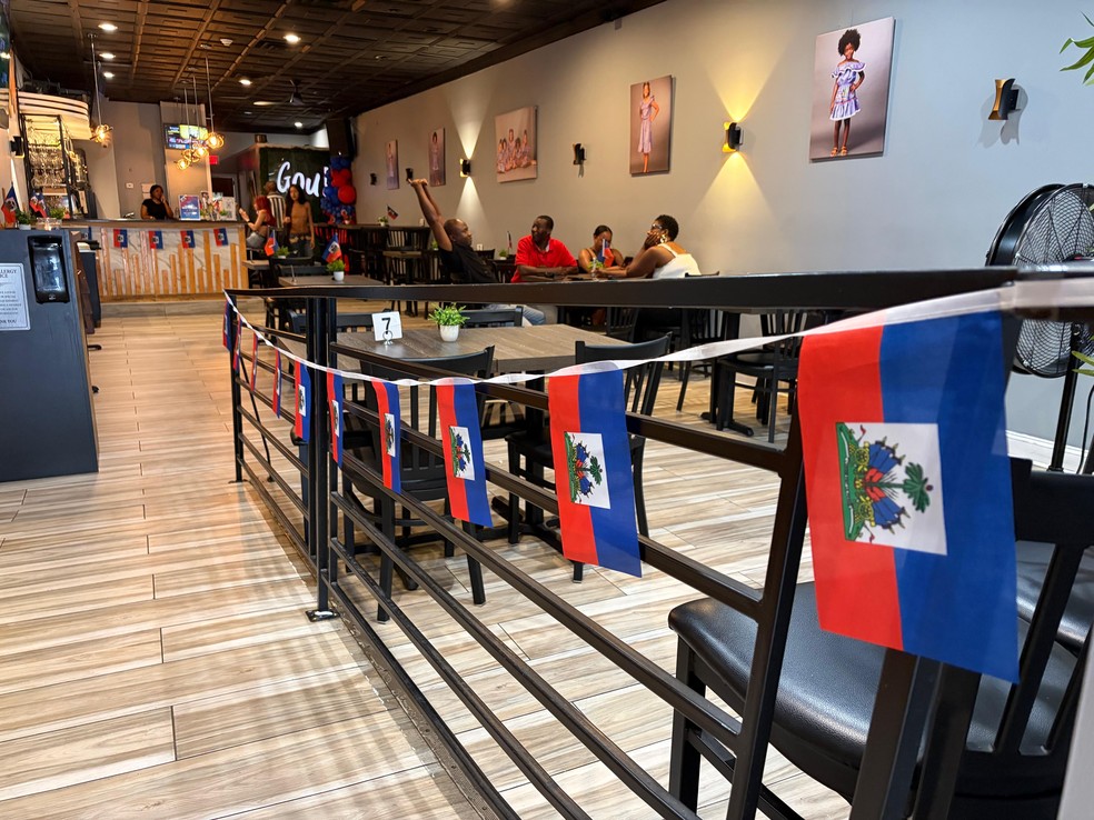 O restaurante Gou, de culinária haitiana, recebe a comunidade nos jogos da seleção na Copa do Mundo — Foto: Rafael Oliveira