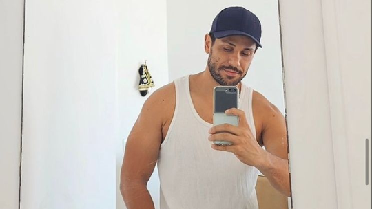 Amaury Lorenzo conta que perdeu oito quilos por conta da 'Dança dos famosos' e fala sobre rotina atual: 'Transando pouco'.  
