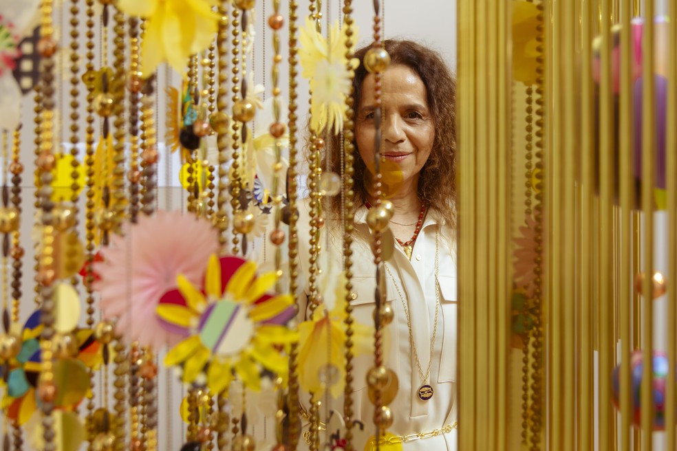 Beatriz Milhazes com a escultura suspensa  'Mariola' — Foto: Leo Martins