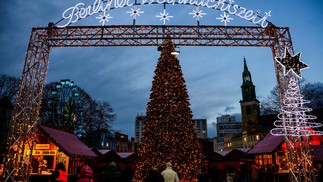 Árvore de Natal marca a entrada de um dos mercados natalinos de Berlim, nos arredores da igreja de Santa Maria (Marienkirche), no centro da da capital alemã — Foto: John MacDougall / AFP