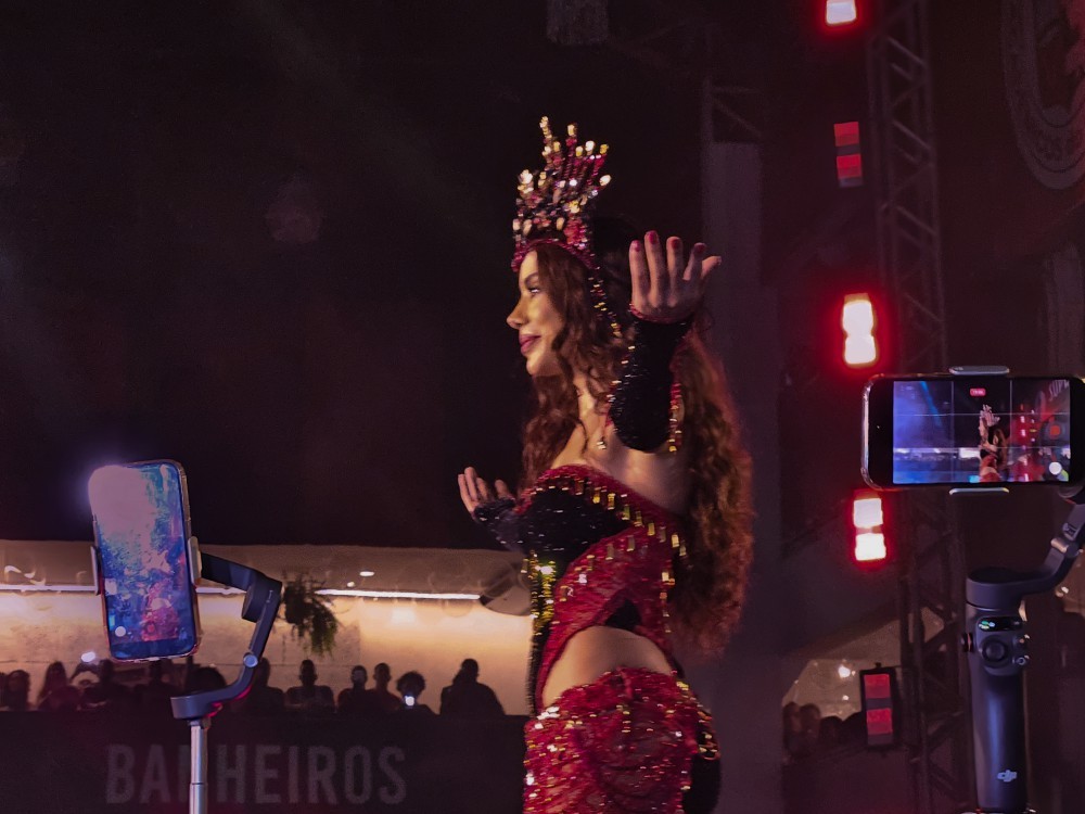 Anitta foi coroada rainha de bateria da Grande Rio