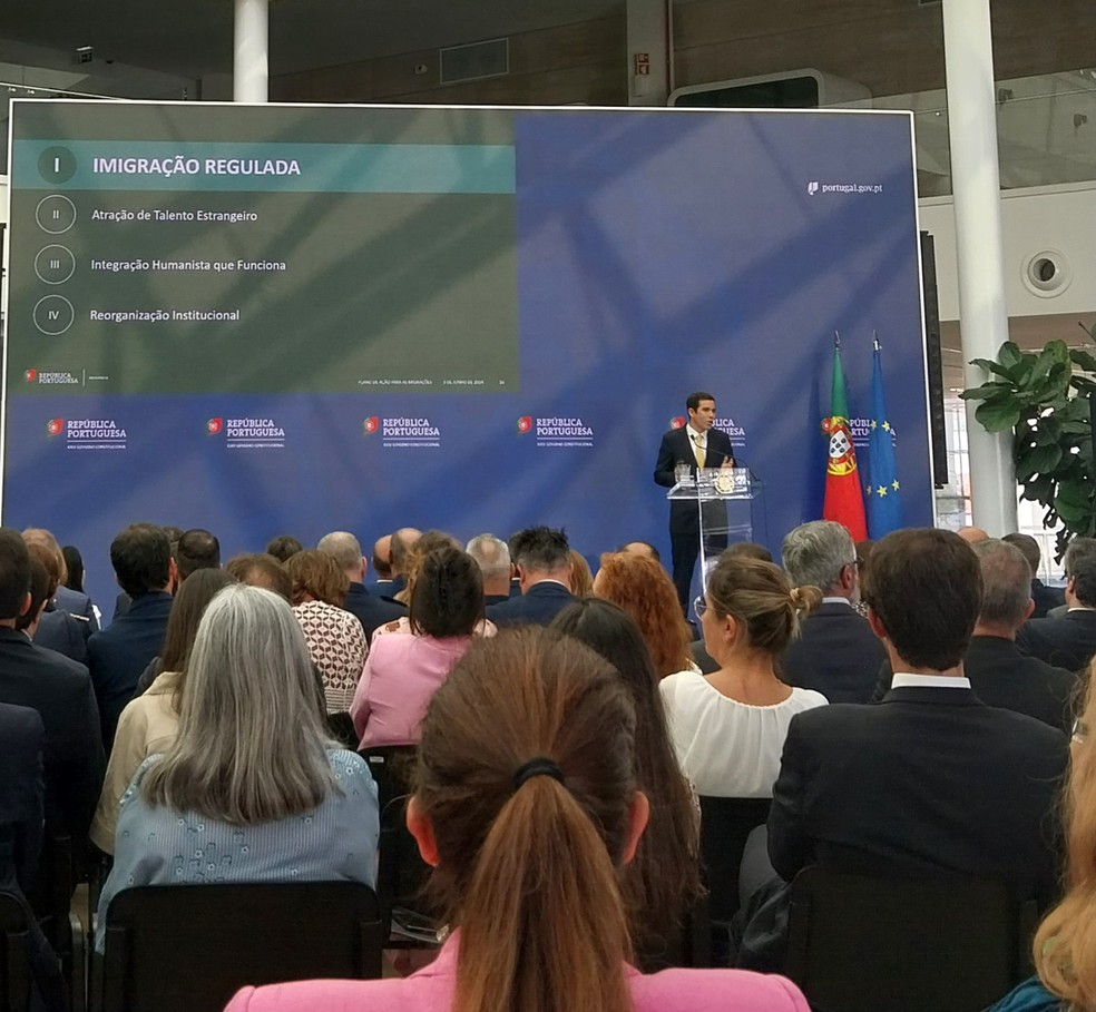 Ministro da Presidência, António Leitão Amaro, apresenta os pilares do plano em Lisboa — Foto: Gian Amato/Portugal Giro/O Globo