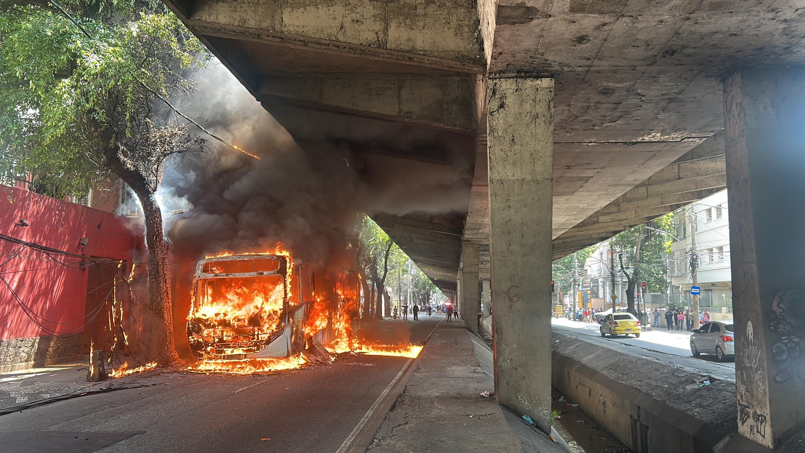 Chefe do tráfico do Morro dos Prazeres é morto pelo Bope em operação nas comunidades da região central para reprimir crimes relacionados a roubos de veículos e tráfico de drogas. Na foto, fumaça de ônibus queimando na Avenida Paulo de Frontin deixou transito lento no elevado — Foto: Gabriel de Paiva/ Agência O Globo