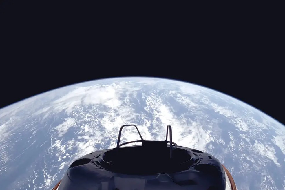 Uma vista da plataforma de caminhada espacial Crew Dragon Skywalker da SpaceX, divulgada na terça-feira — Foto: SpaceX