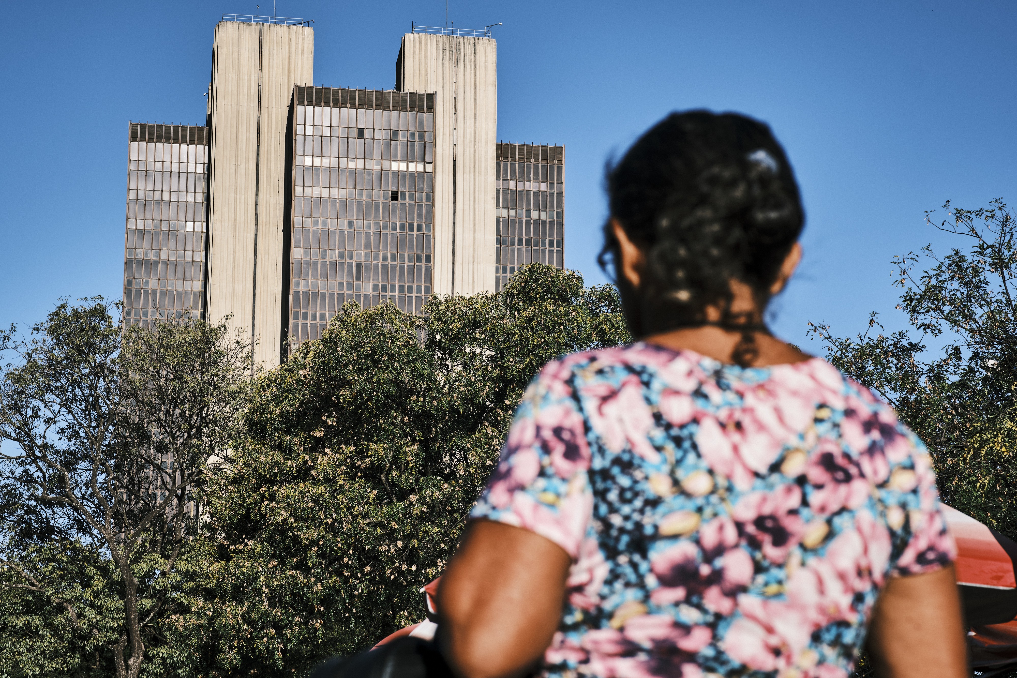 Crédito bancário cresce 0,3% em abril, enquanto juros e inadimplência seguem em alta
