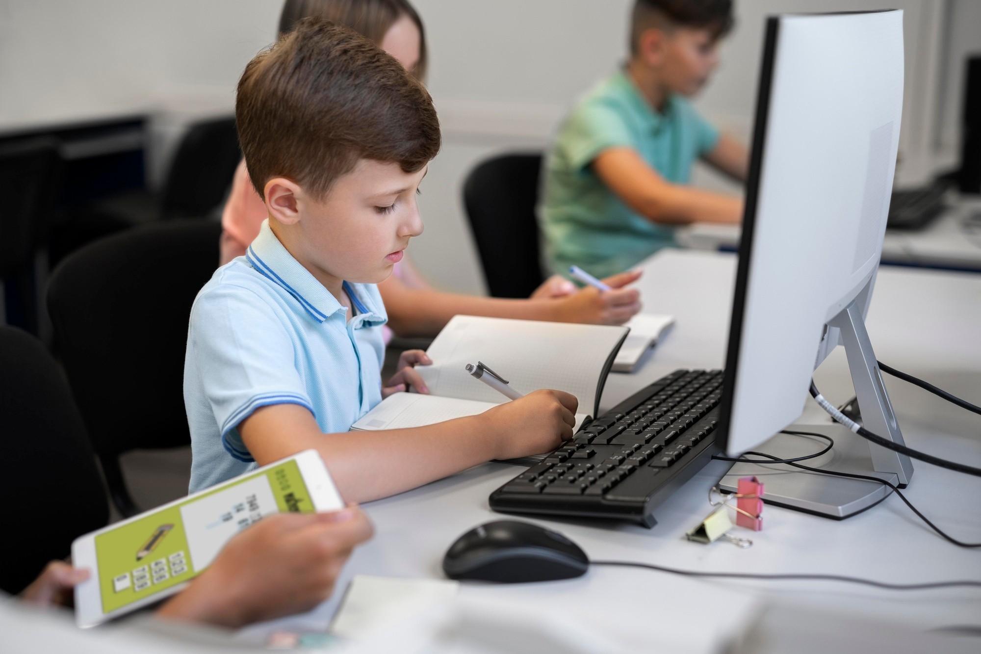 Correção de questão objetiva, veto em redações, regras para punição: o ponto a ponto da regulamentação da IA na educação - QTU Questões do Universo