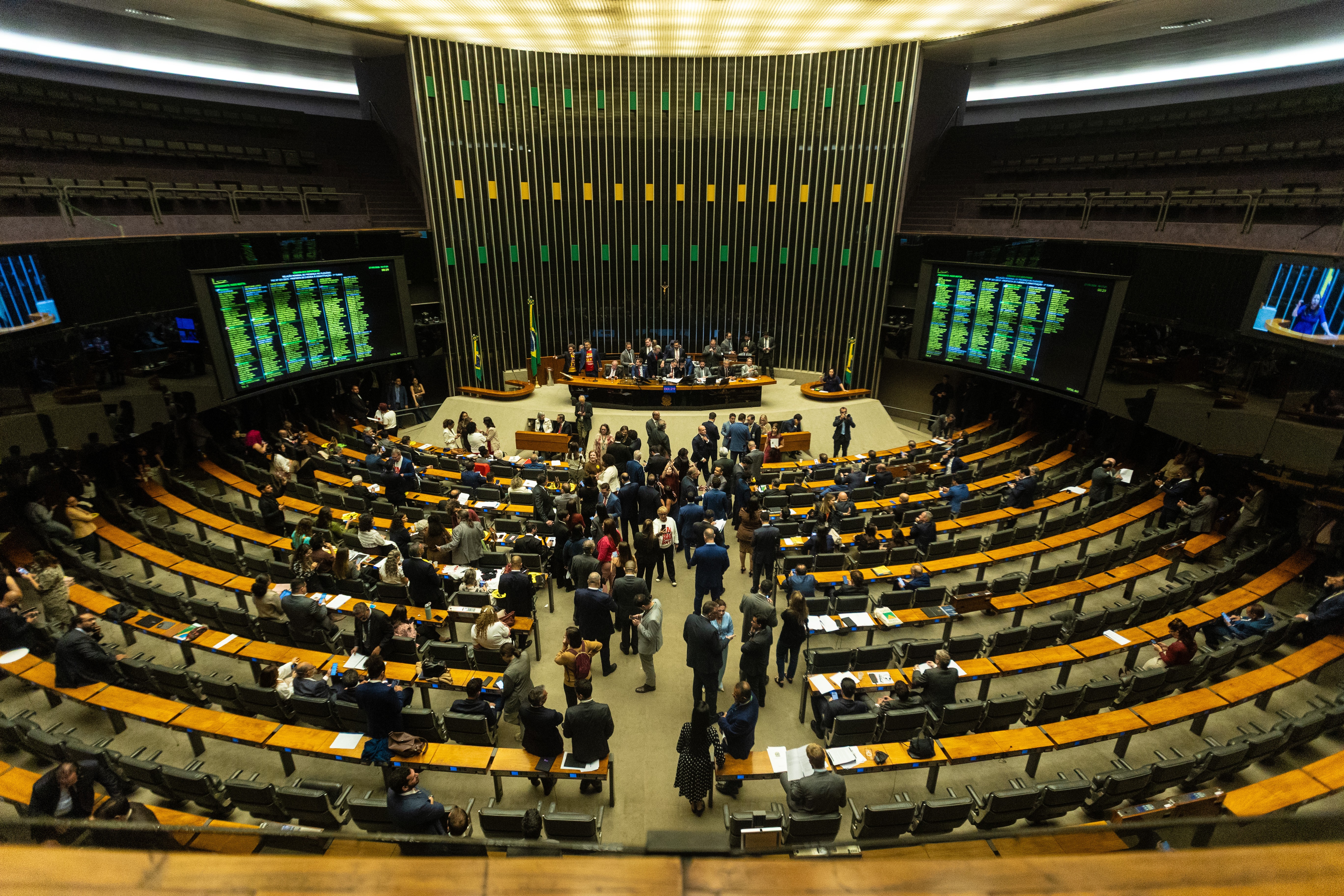 Câmara aprova fim da escala 6 x 1 em primeiro turno