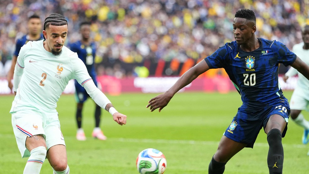 'Proeminências' presentes nos ombros do atacante brasileiro Luiz Henrique (dir.) e do lateral francês Malo Gusto (esq.) — Foto: AFP
