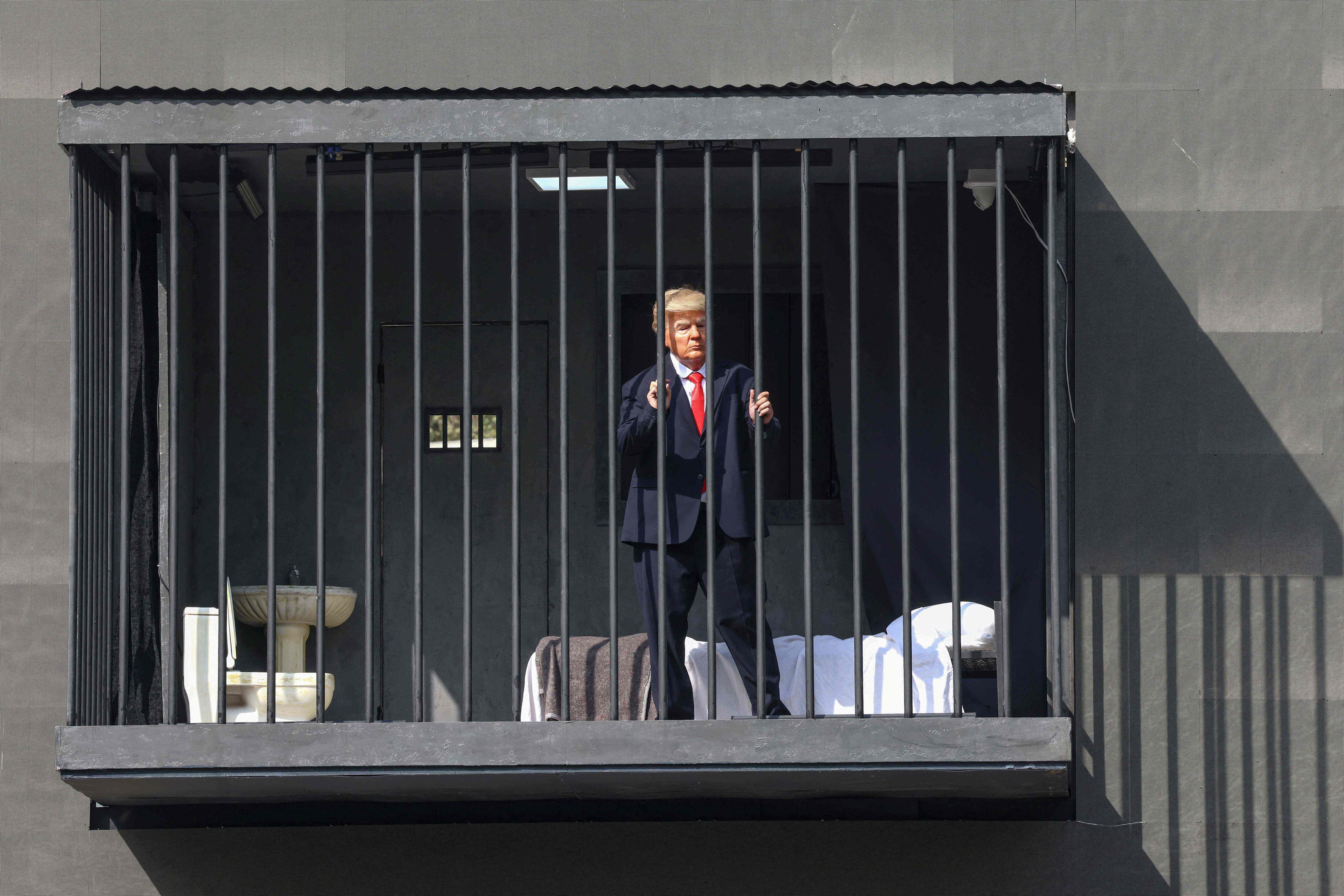 Donald Trump falso está preso em uma praça de Teerã