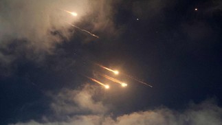 111397751-this-picture-shows-rocket-trails-in-the-sky-above-netanya-on-june-13-2025-air-raid-sir Trump diz que responderá com 'força total' caso Irã ataque os EUA: 'Níveis nunca antes vistos'