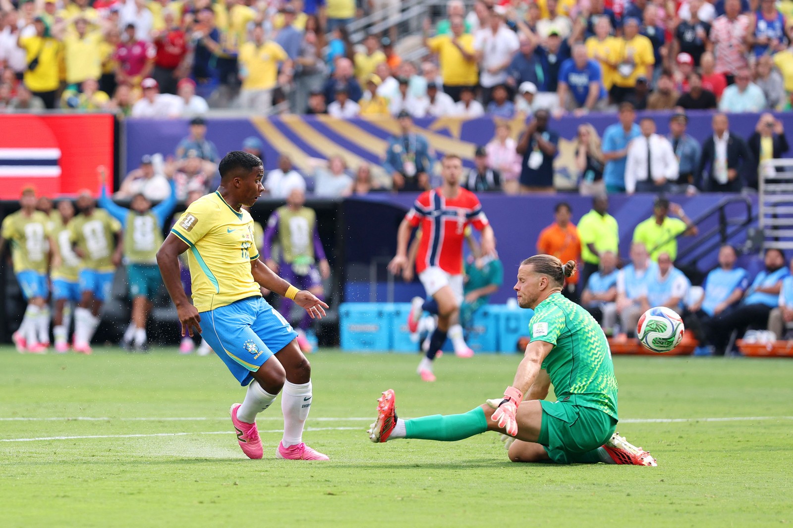 Endrick perde oportunidade de abrir o placar — Foto: Justin Setterfield/Getty Images/AFP