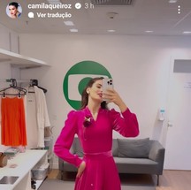 Camila Queiroz compartilha look rosa durante gravação da novela 'Amor Perfeito' — Foto: Reprodução: Instagram
