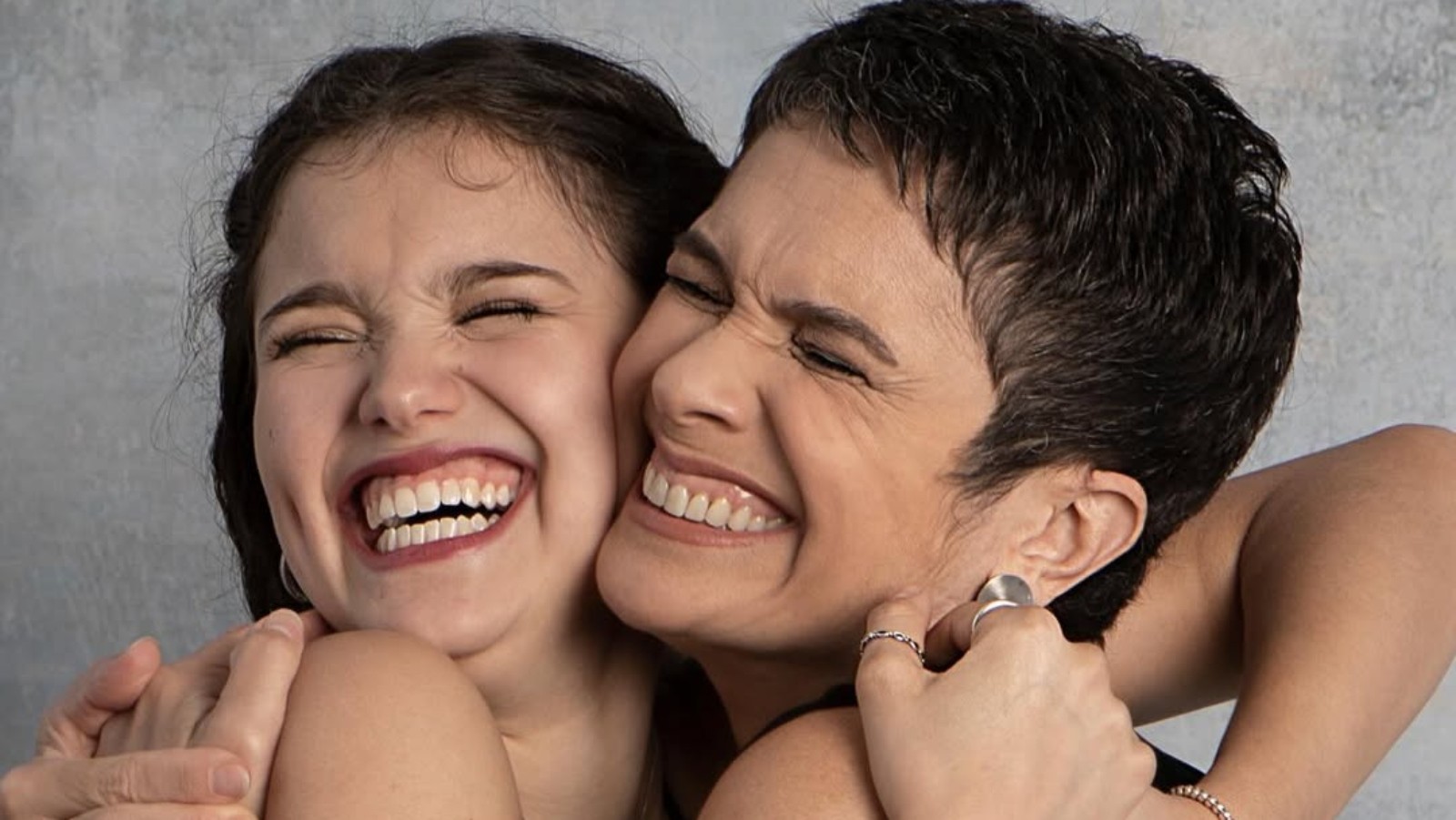 Filha de Sandra Annenberg chama atenção ao surgir em cliques com a mãe: 'O sorriso é muito igual'