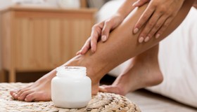 O pé também entrou para o radar do skincare: saiba como cuidar