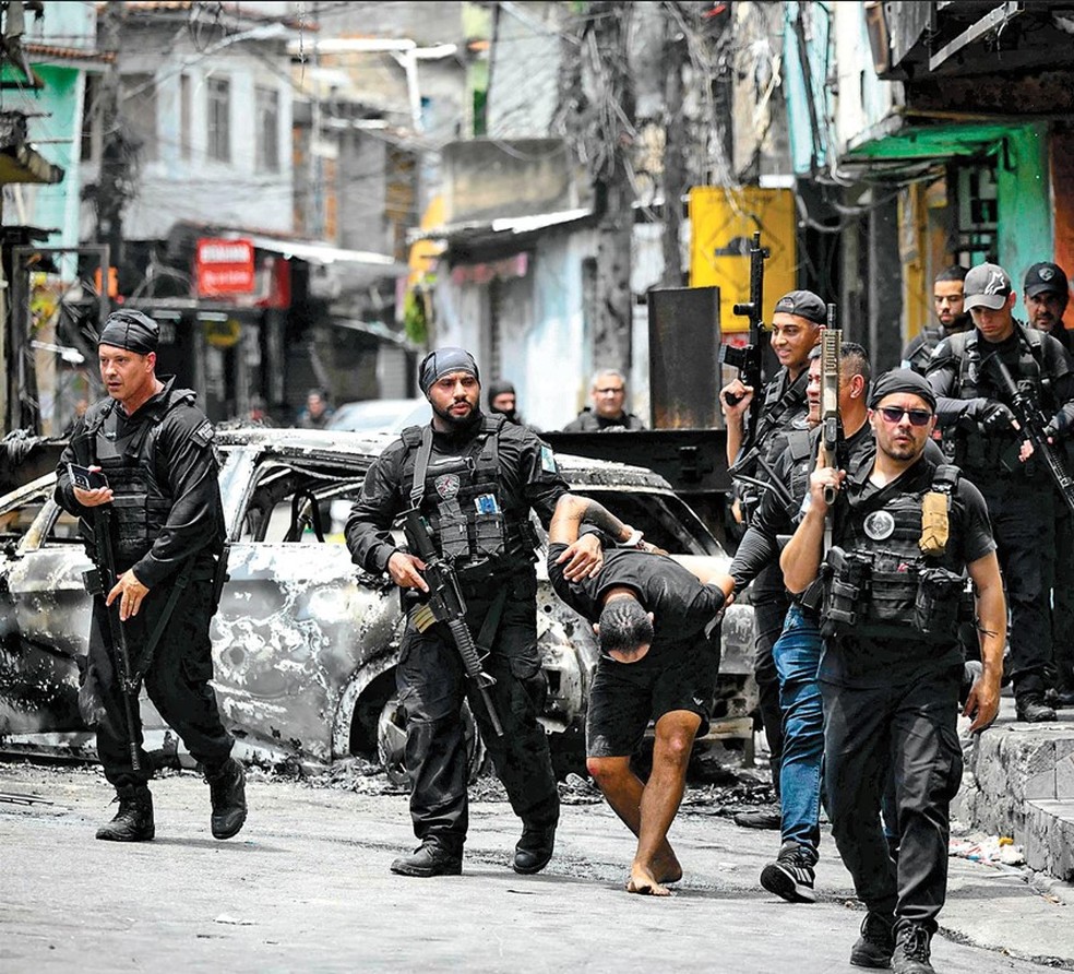 Megaoperação. Cerca de  2.500 agentes participaram da ação de ontem, que resultou em prisões de envolvidos com o Comando Vermelho — Foto: Mauro Pimentel/AFP