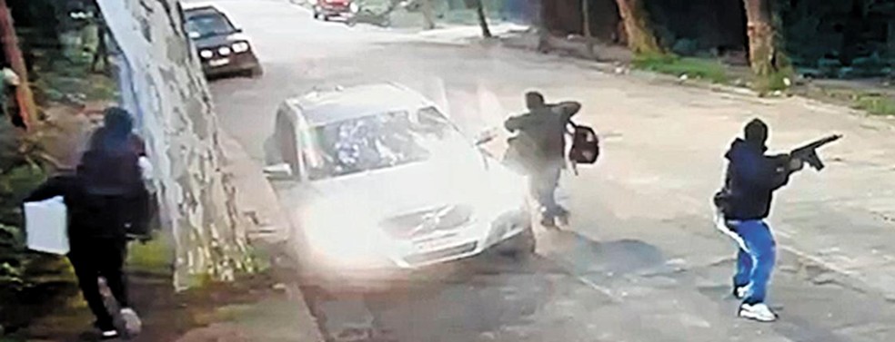 Homens armados com fuzis na Avenida das Magnólias, na Cidade Jardim: um dos três casos desde o fim de abril — Foto: Reprodução