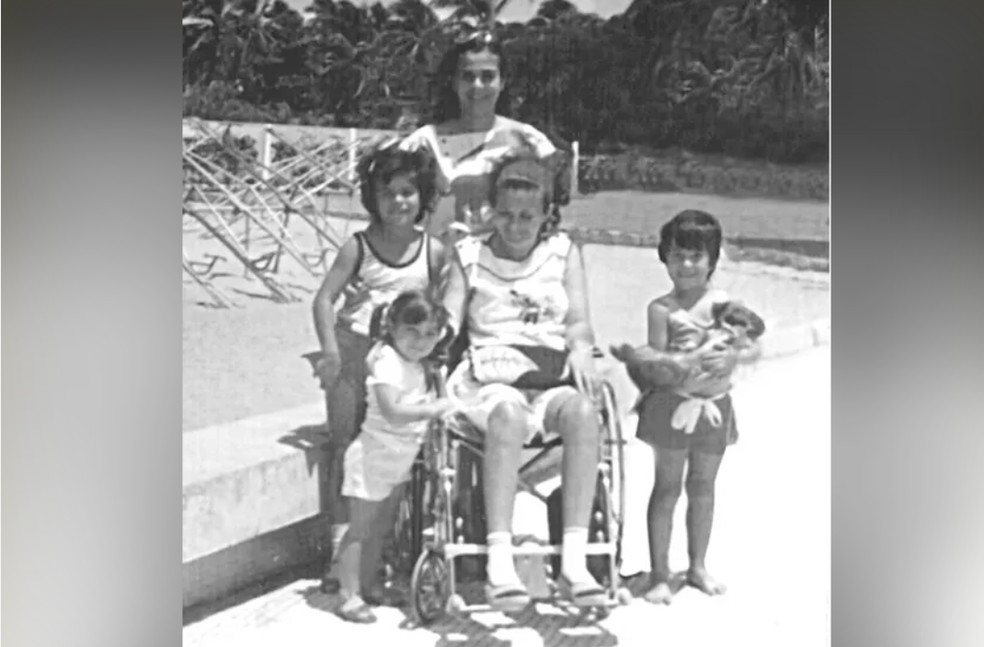 Maria da Penha com suas filhas após tentativa de feminicídio — Foto: Reprodução