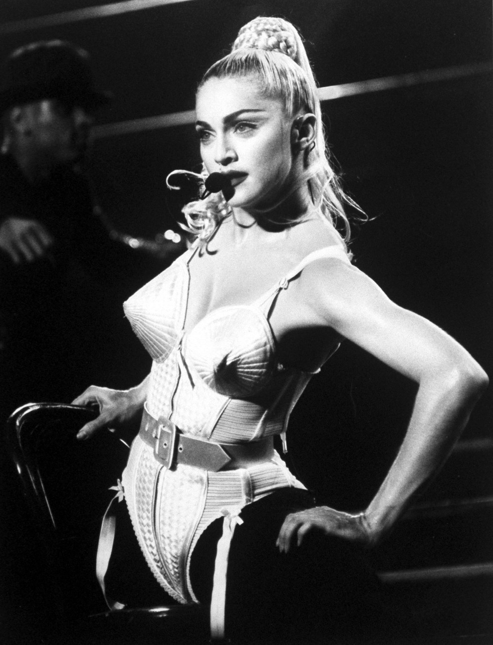 A cantora Madonna com espartilho pontiagudo do estilista Jean-Paul Gaultier enquanto apresentava seu show Blonde Ambition. — Foto: Time Life Pictures/DMI/The LIFE Picture Collection/Getty Images