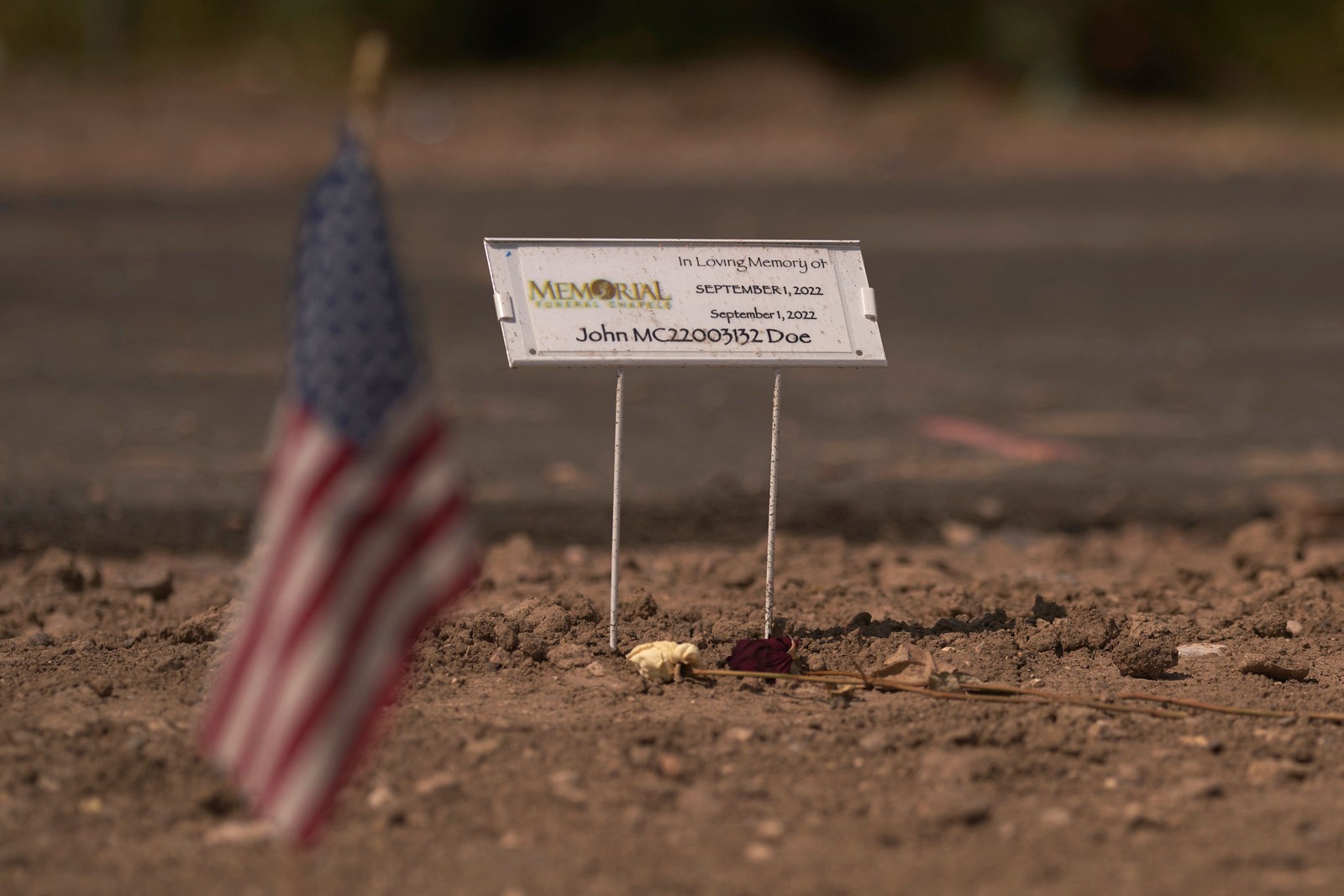 Túmulo de um migrante falecido que não pôde ser identificado é visto no Cemitério do Condado de Maverick. A migração bateu recorde na fronteira EUA-México, segundo o autoridades estadunidenses — Foto: ALLISON DINNER/AFP