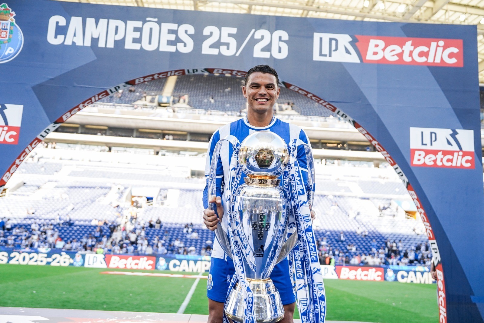 Thiago Silva se despede do Porto após título português