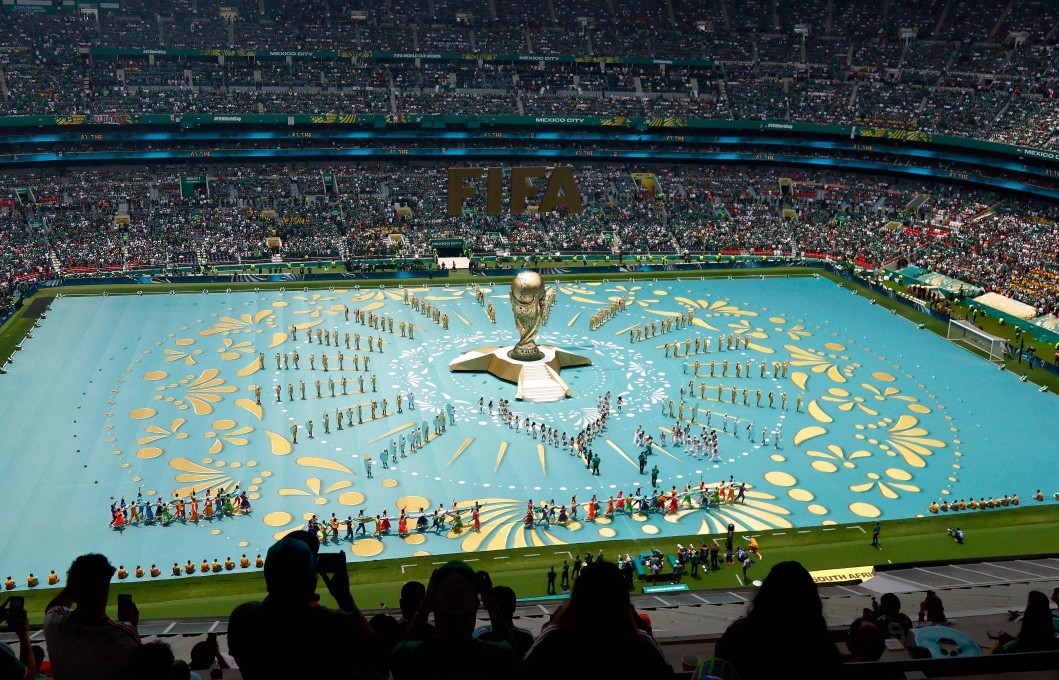 Artistas se apresentam na abertura da Copa — Foto: Rodrigo OROPEZA / AFP