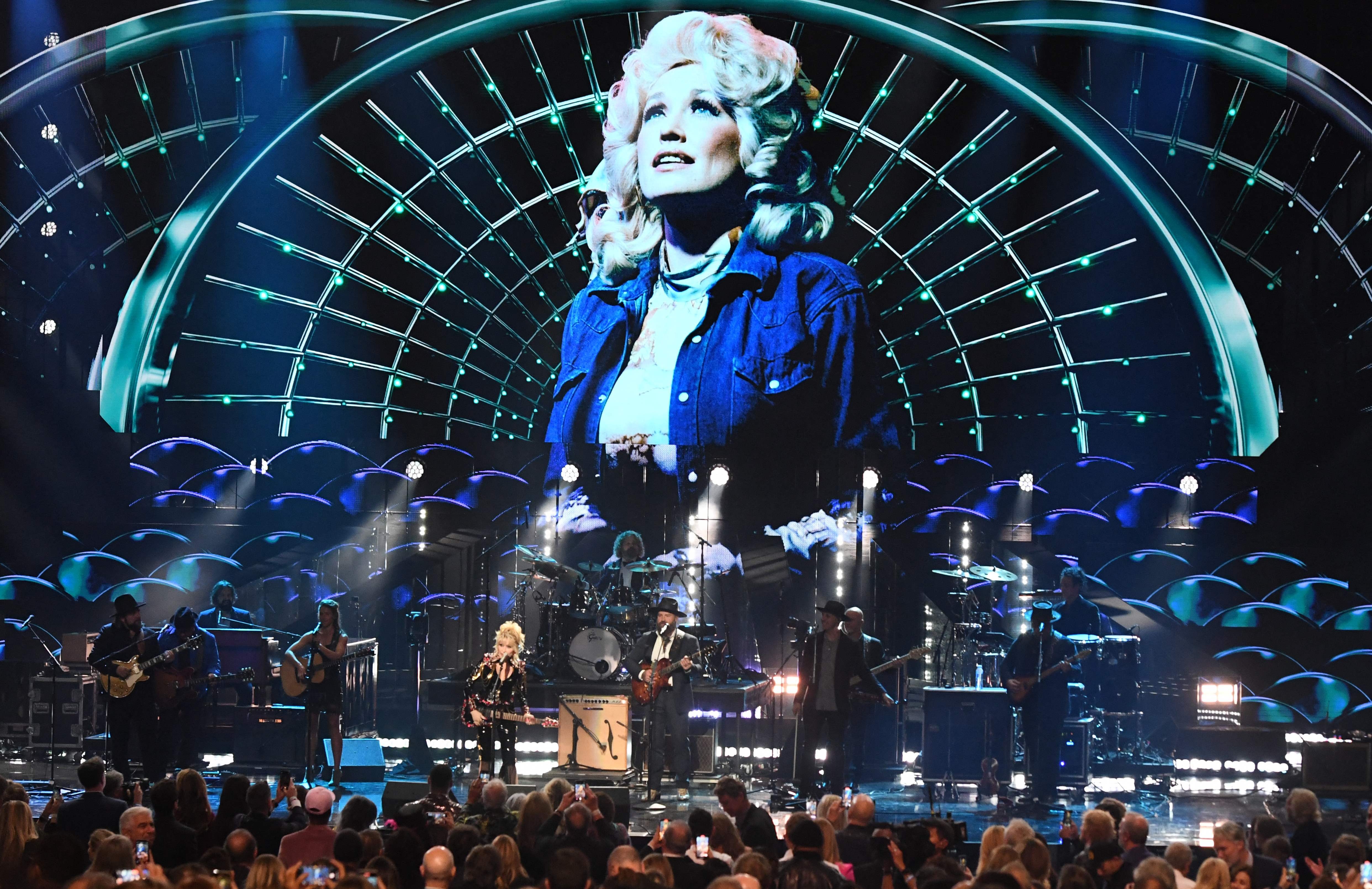 Dolly Parton viveu história de amor de 60 anos e dedicou canção de partir o coração ao marido falecido em 2025 - QTU Questões do Universo