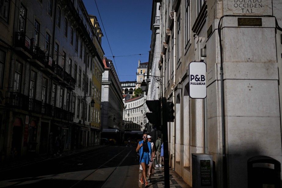 Brasileiros vivem saga para agendar serviços de imigração em Portugal