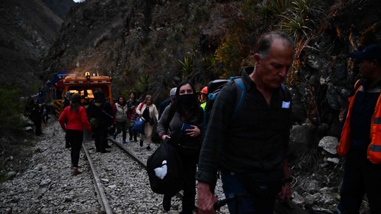 Duzentos turistas são removidos de Machu Picchu após três dias retidos devido a protestos