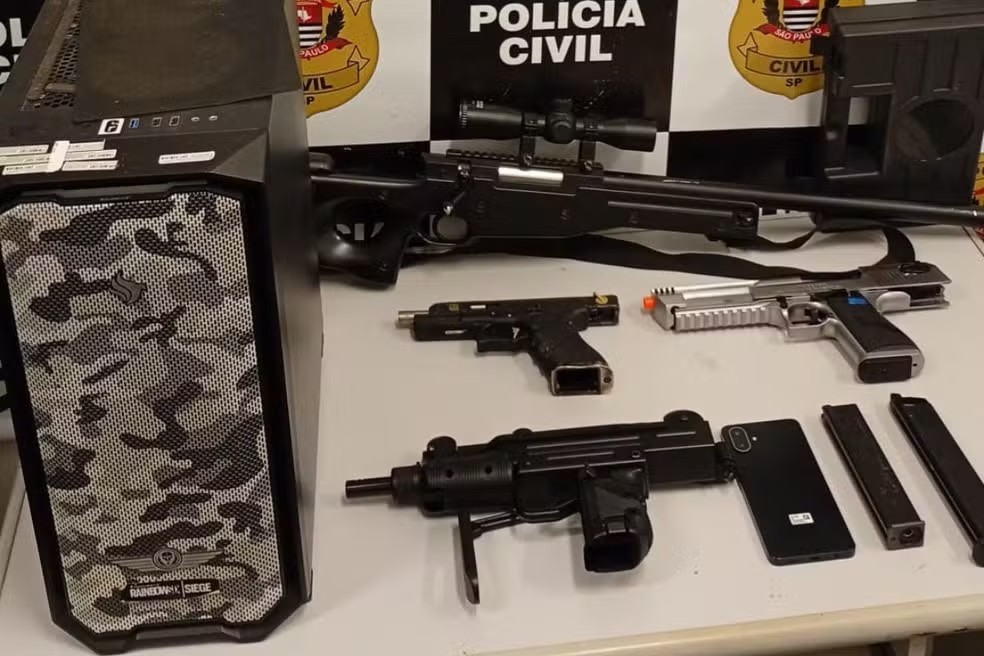 Itens apreendidos com homem que escondeu celular para gravar mulheres em banheiro de pr&eacute;dio comercial em Santos, SP &mdash; Foto: Divulga&ccedil;&atilde;o / Pol&iacute;cia Civil