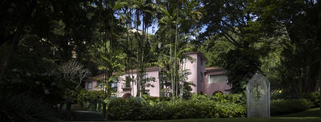 Casa Roberto Marinho: emoldurada pelos jardins de Burle Marx, em uma franja da Floresta da Tijuca — Foto: Márcia Foletto