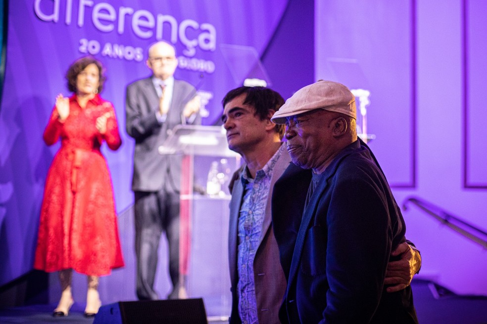 Samuel Rosa e Milton Nascimento juntos no prêmio'Faz diferença', do jornal O Globo — Foto: Hermes de Paula / Agência O Globo