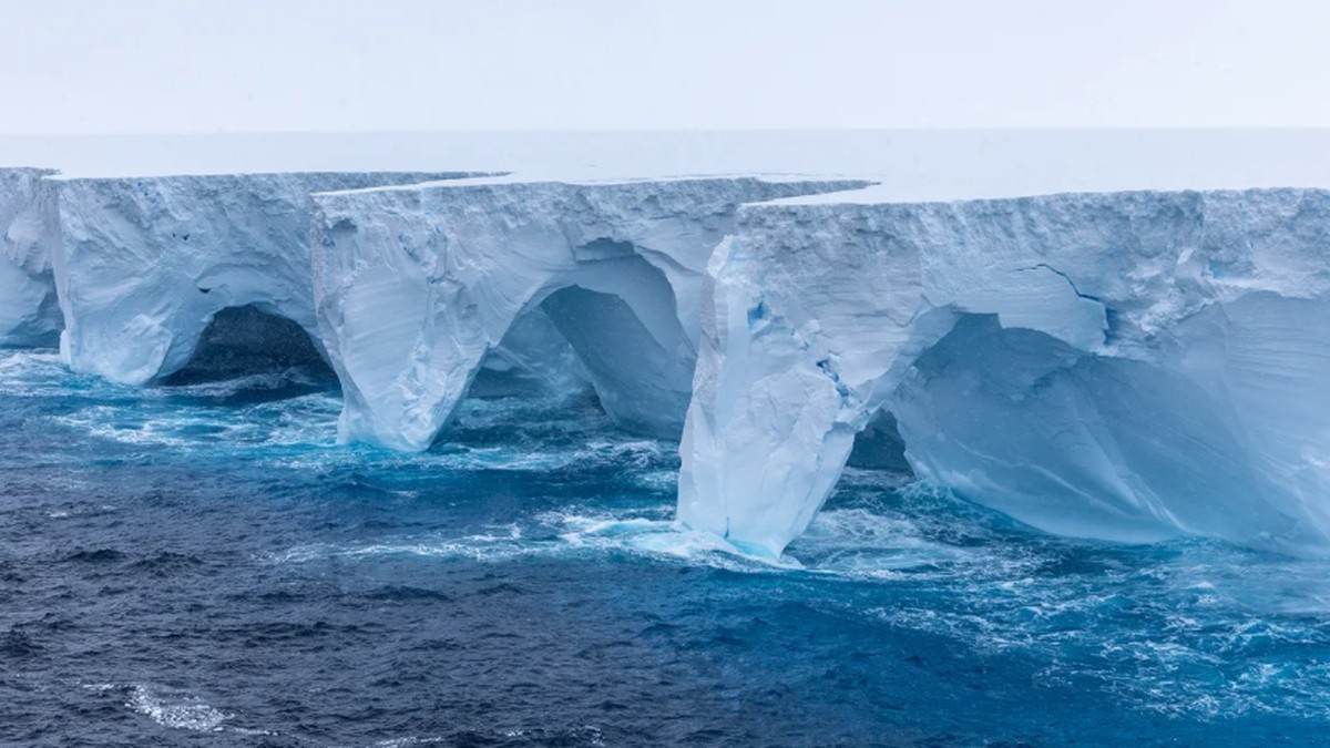 Mudan&ccedil;a clim&aacute;tica e eros&atilde;o geram arcos, rachaduras e cavernas no maior iceberg do mundo, revelam novas imagens