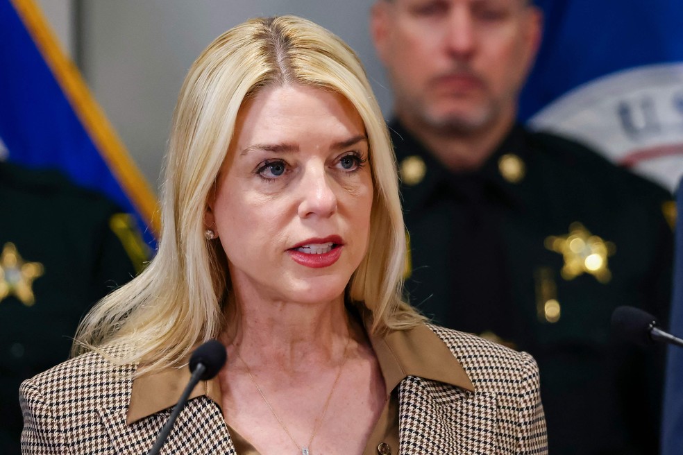 Secretária de Justiça dos EUA, Pam Bondi, em entrevista coletiva sobre as atividades da gangue MS-13 — Foto: Eva Marie UZCATEGUI / AFP