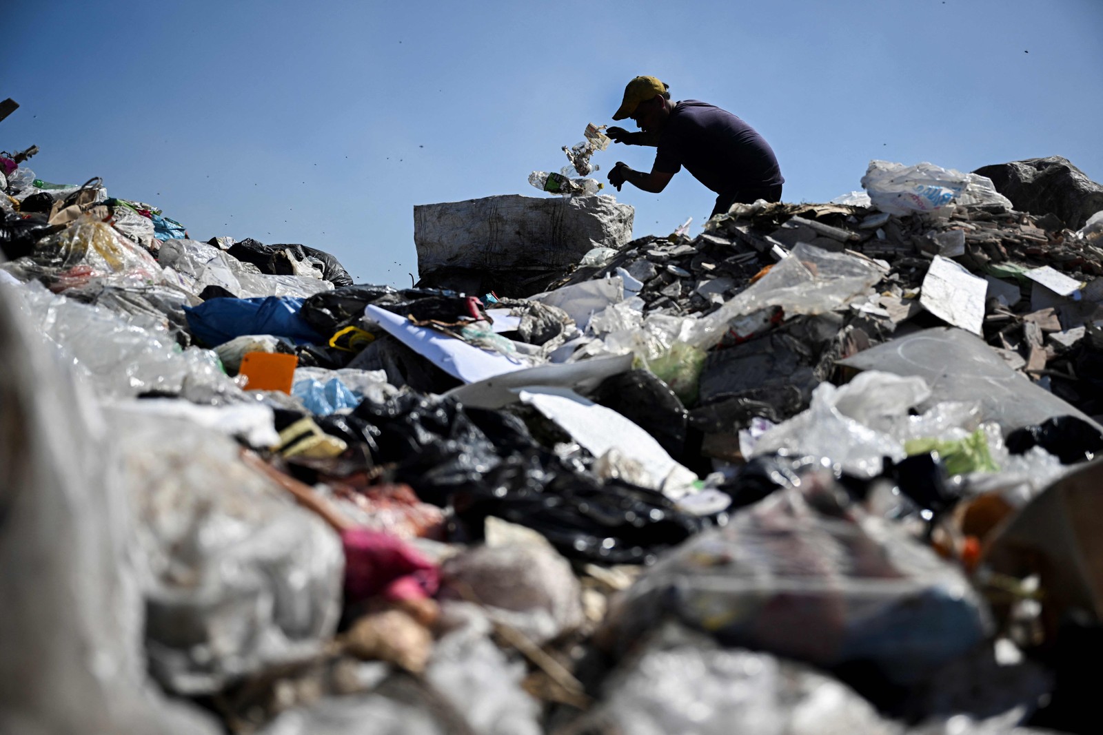 Catador de material reciclável revira lixão de Lujan, na Argentina — Foto: LUIS ROBAYO/AFP