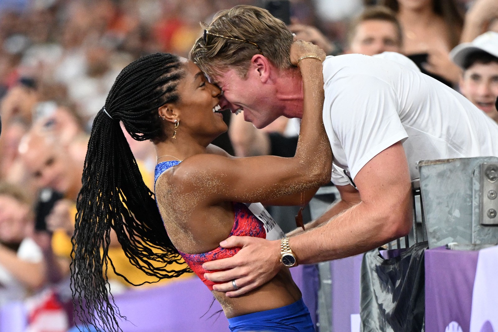 American long jump gold medalist Tara Davis-Woodhall celebrates with her husband, American track and field Paralympian Hunter Woodhall — Photo: Kirill KUDRYAVTSEV / AFP