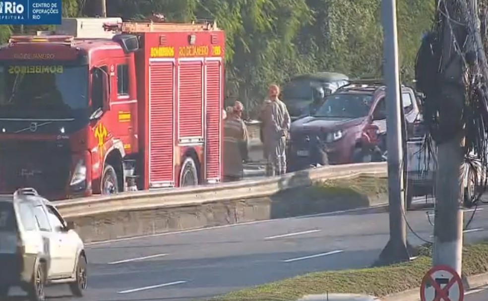 Bombeiros socorrem vítimas de acidente envolvendo cinco motos na Avenida Ayrton Senna — Foto: Reprodução Centro de Operações Rio