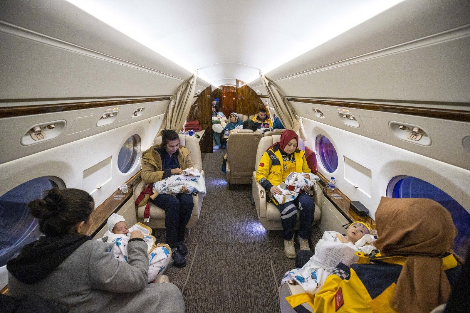 Avião presidencial turco transportou 16 bebês de 0 a 1 ano — Foto: Reprodução/Twitter/Derya Yanık