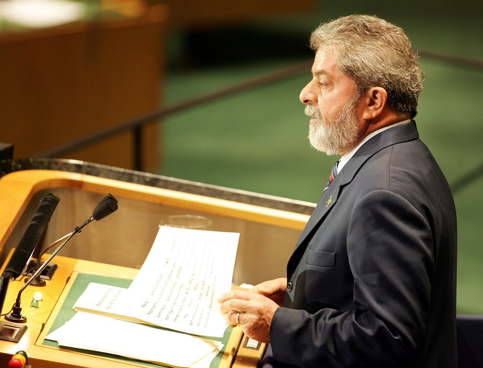 O presidente Lula em discurso na Assembleia-Geral da ONU de 2004 — Foto: Don Emmert/AFP