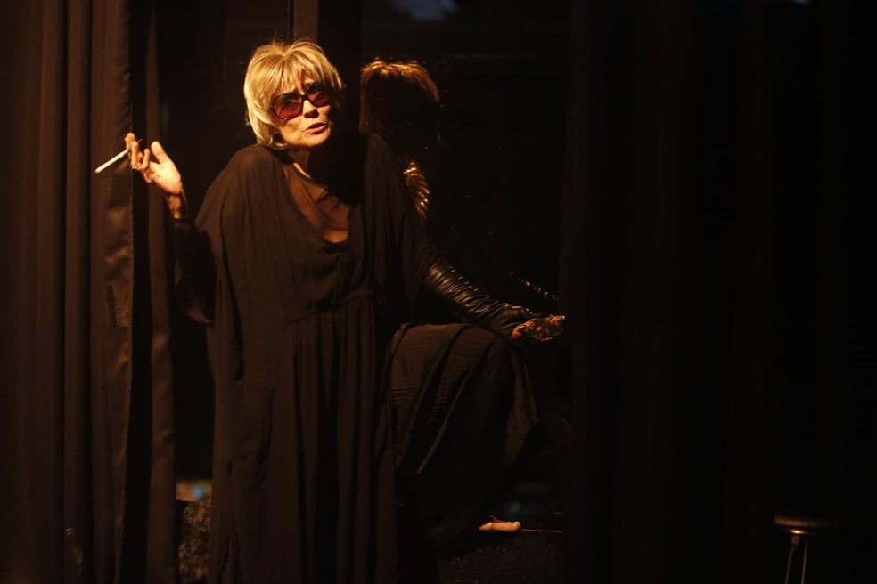 Nina de Pádua em cena do monólogo "Bette Davis - Manual de Sobrevivência" — Foto: Divulgação