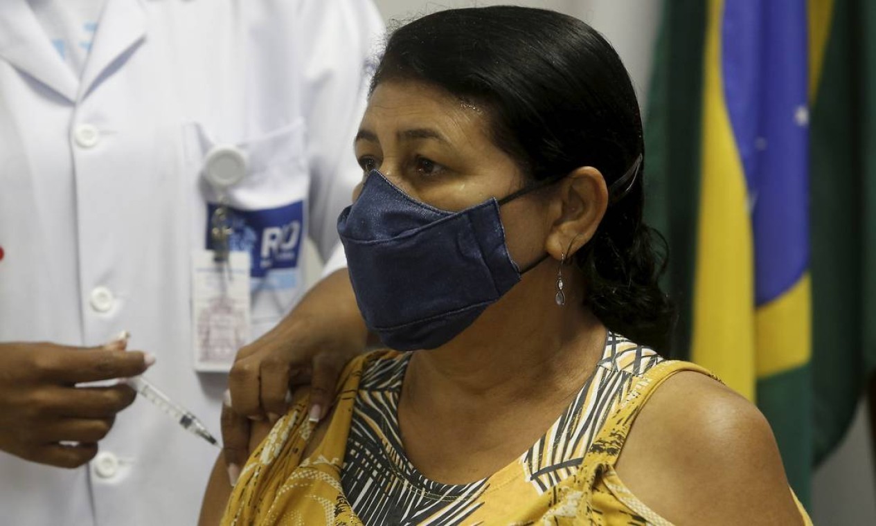 Ana Lúcia, de 59 anos, foi uma das primeiras cariocas vacinadas pelo critério de idade, na Clínica da Família da Rua do Bispo, na Tijuca, Zona Norte do Rio — Foto: Fabiano Rocha / Agência O Globo - 31/05/2021