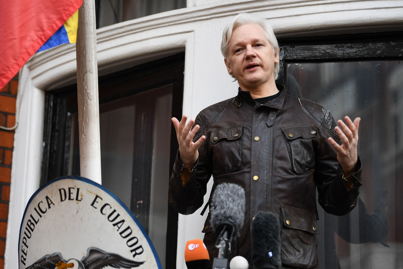 O fundador do Wikileaks, Julian Assange, fala na varanda da Embaixada do Equador em Londres em maio de 2017 — Foto: Justin TALLIS/AFP