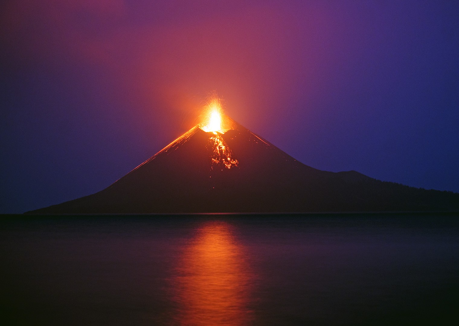 Vulcão Anak Krakatau entra em erupção na Indonésia; 209 voos já foram cancelados