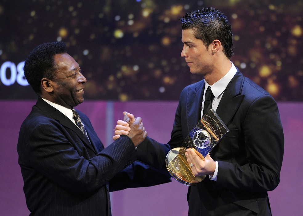Cristiano Ronaldo é cumprimentado por Pelé após ser eleito melhor do mundo, em 2008 — Foto: Fabrice COFFRINI / AFP